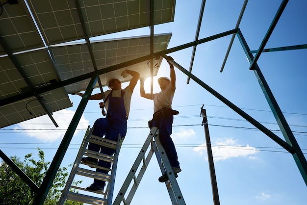 Construcții Civile 47 Instalarea panourilor solare: merită investiția?