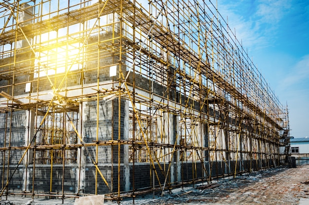 Construcții Industriale 45 Ce provocări apar în construcția unei platforme industriale de mari dimensiuni?