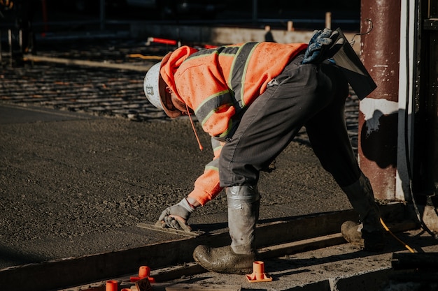 Construcții Industriale 35 Cum influențează calitatea betonului durabilitatea platformelor industriale?